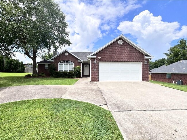 208 Tunbridge Dr in Bentonville, AR - Foto de edificio - Building Photo