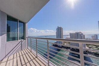 335 S Biscayne Blvd in Miami, FL - Building Photo - Building Photo