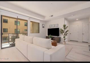 7300 E Earll Dr in Scottsdale, AZ - Foto de edificio - Building Photo