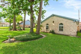 614 Crestwood Dr in Shenandoah, TX - Building Photo - Building Photo