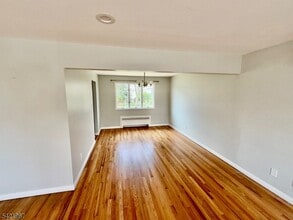 25 Huck Rd in Bloomfield, NJ - Building Photo - Building Photo