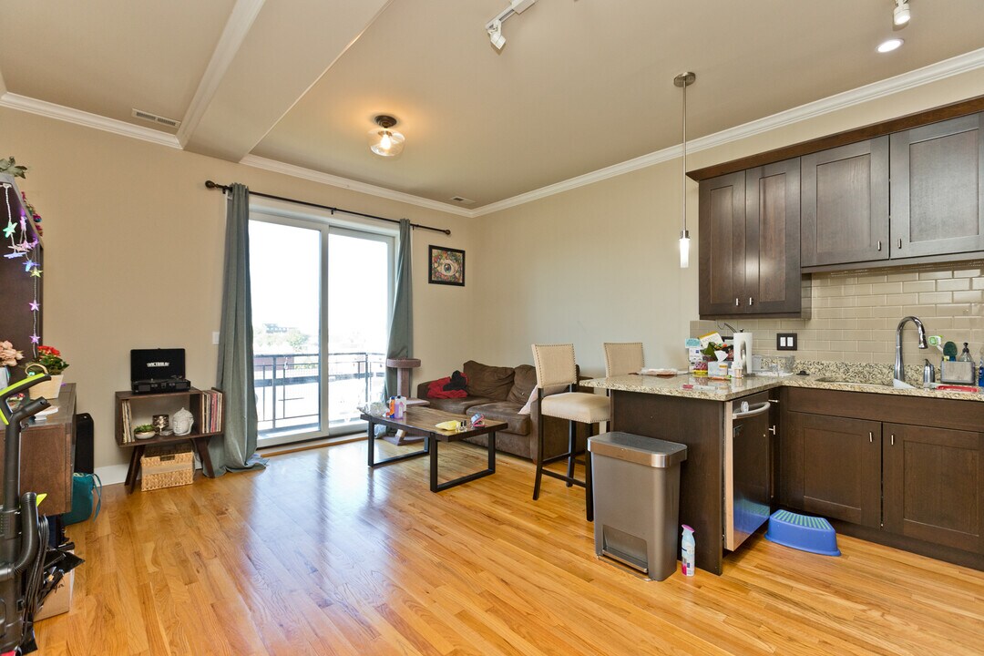 207 E 31st St, Unit 4F in Chicago, IL - Building Photo