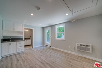 481 S Holt Ave in Los Angeles, CA - Building Photo - Building Photo