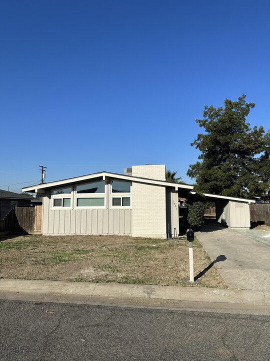 1807 S Bardo St in Visalia, CA - Foto de edificio