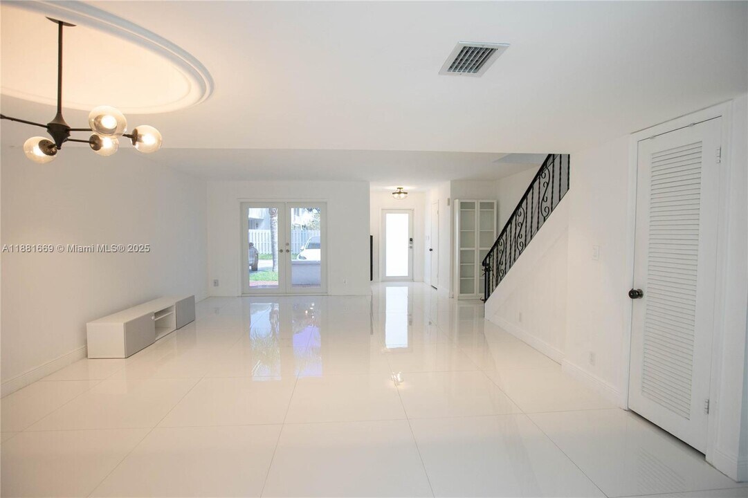 2714 NE 8th St in Hallandale Beach, FL - Building Photo
