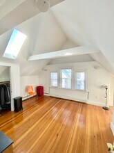 29 Brackett St, Unit 2 in Boston, MA - Foto de edificio - Building Photo