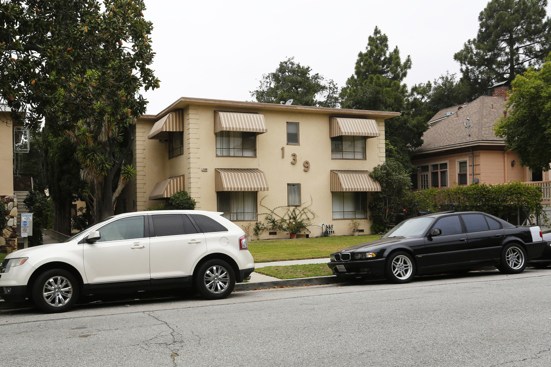 139 N Cedar St in Glendale, CA - Foto de edificio