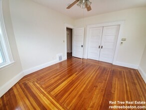 250 Belgrade Ave, Unit 2 in Boston, MA - Foto de edificio - Building Photo