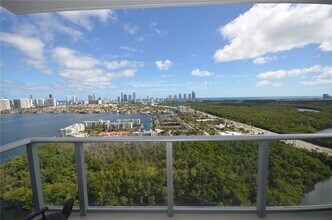 16385 Biscayne Blvd, Unit 2820 in Aventura, FL - Building Photo - Building Photo
