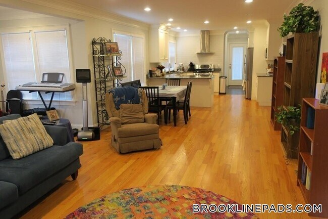 279 Walnut St, Unit 2 in Brookline, MA - Foto de edificio - Building Photo