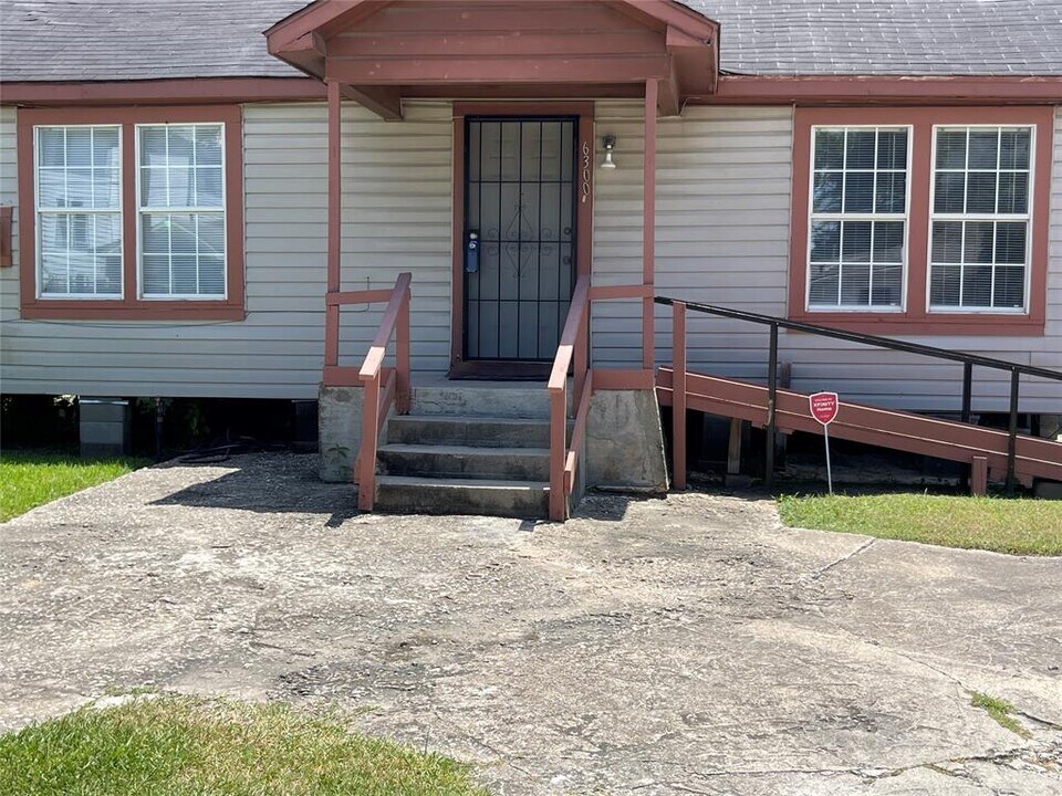 6300 Sandra St in Houston, TX - Building Photo