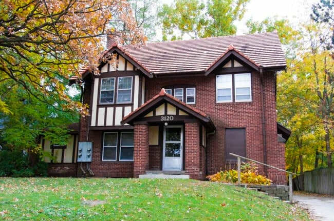 3120 Cottage Grove Ave in Des Moines, IA - Building Photo - Building Photo