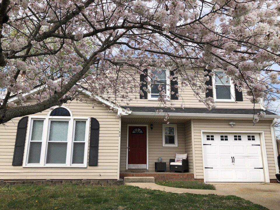 182 Kings Deer Dr in Clarksville, TN - Foto de edificio