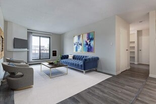 St. James Place in Saskatoon, SK - Building Photo