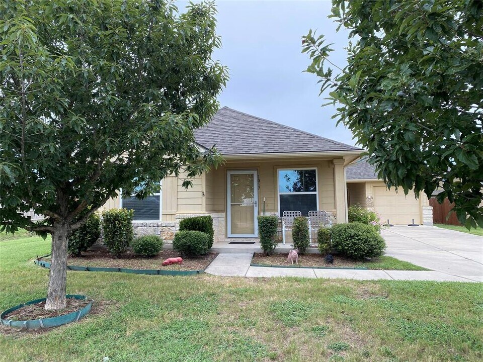 1017 Stewart Dr in Hutto, TX - Building Photo