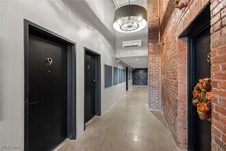 2341 Scranton Rd in Cleveland, OH - Foto de edificio - Building Photo