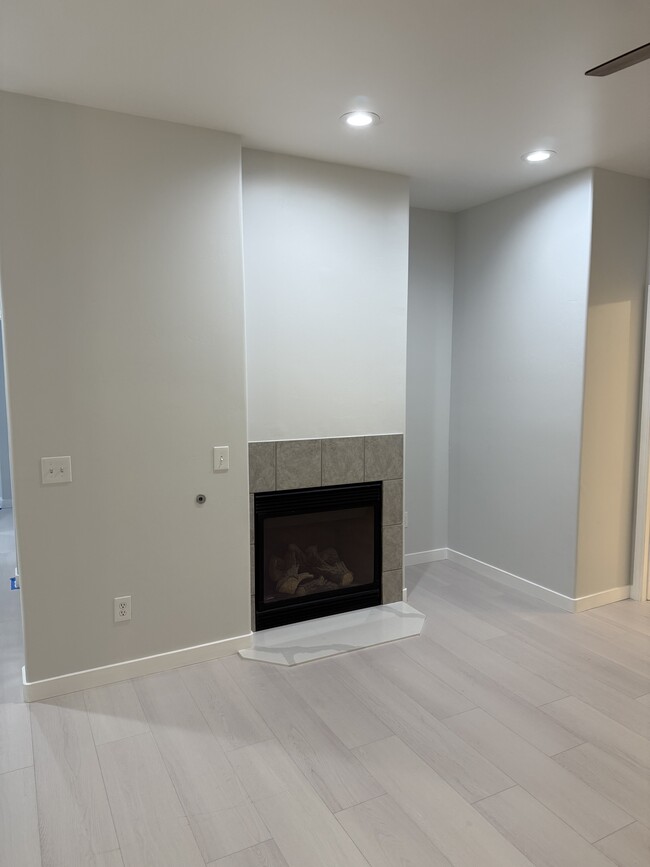 615 Blue Mountain Way, Unit B in Bakersfield, CA - Building Photo - Building Photo