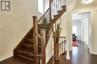 33 Wimbledon Ct in Whitby, ON - Building Photo - Building Photo