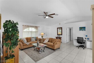 310 SE 27th Terrace in Cape Coral, FL - Foto de edificio - Building Photo