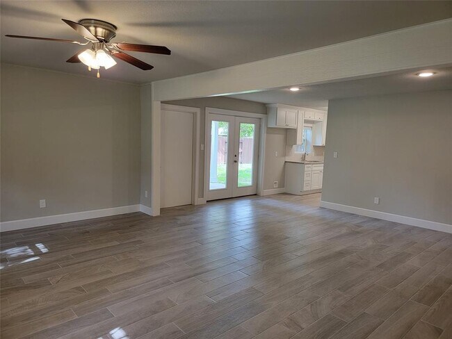 1211 Crestmont St in Wharton, TX - Building Photo - Building Photo