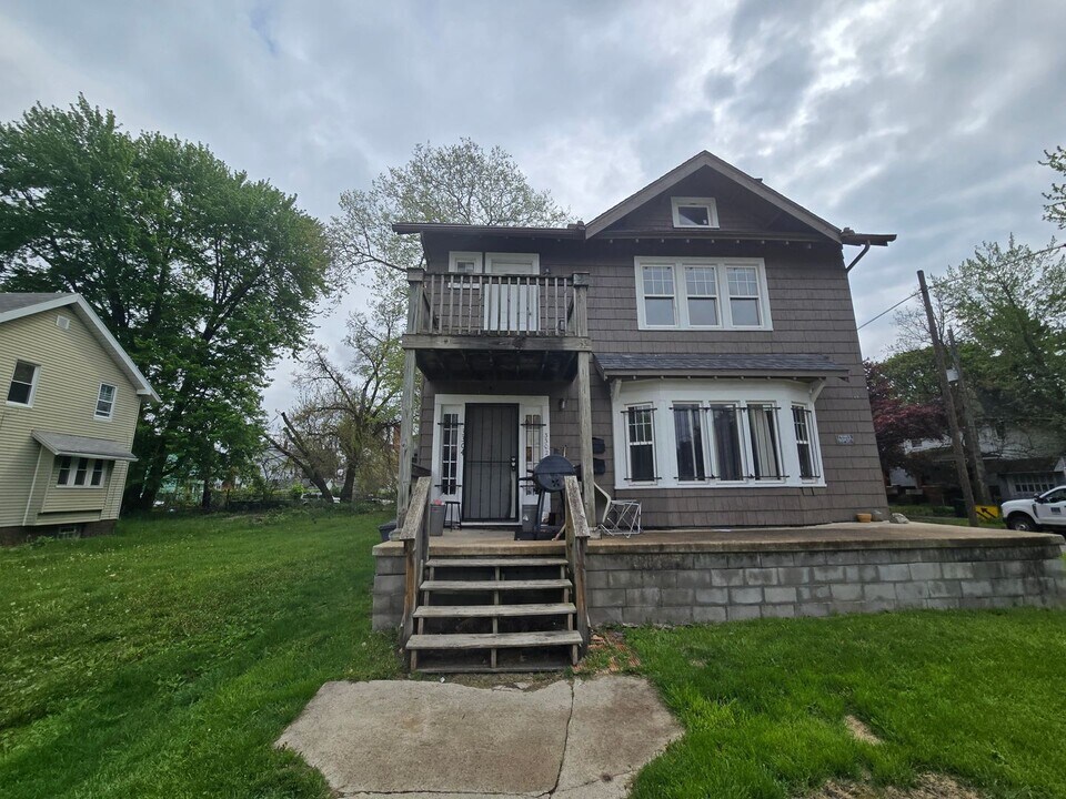 3302 Parkwood Ave in Toledo, OH - Building Photo
