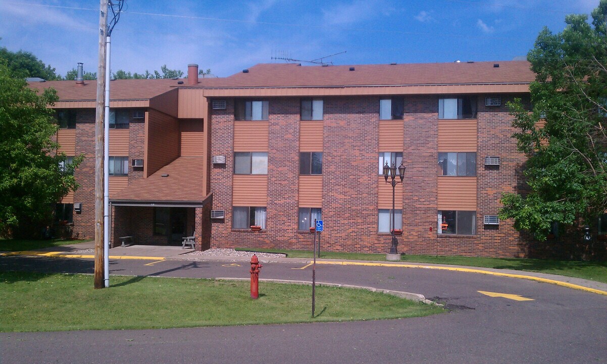 Oakwood Apartments in Onamia, MN - Building Photo