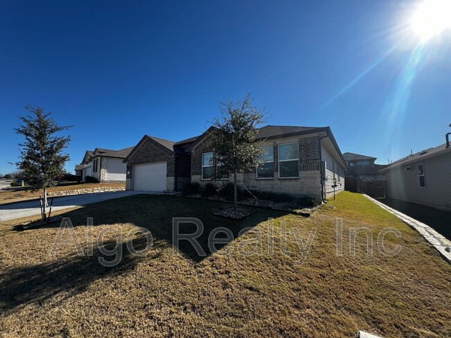 155 Windmill Palm Dr in Kyle, TX - Foto de edificio - Building Photo