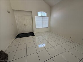 8089 Kentshire Dr in Las Vegas, NV - Building Photo - Building Photo