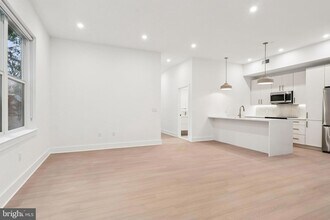 30 W Allens Ln, Unit 110 in Philadelphia, PA - Foto de edificio - Building Photo