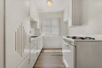 Ladera Gardens in Los Angeles, CA - Foto de edificio - Building Photo