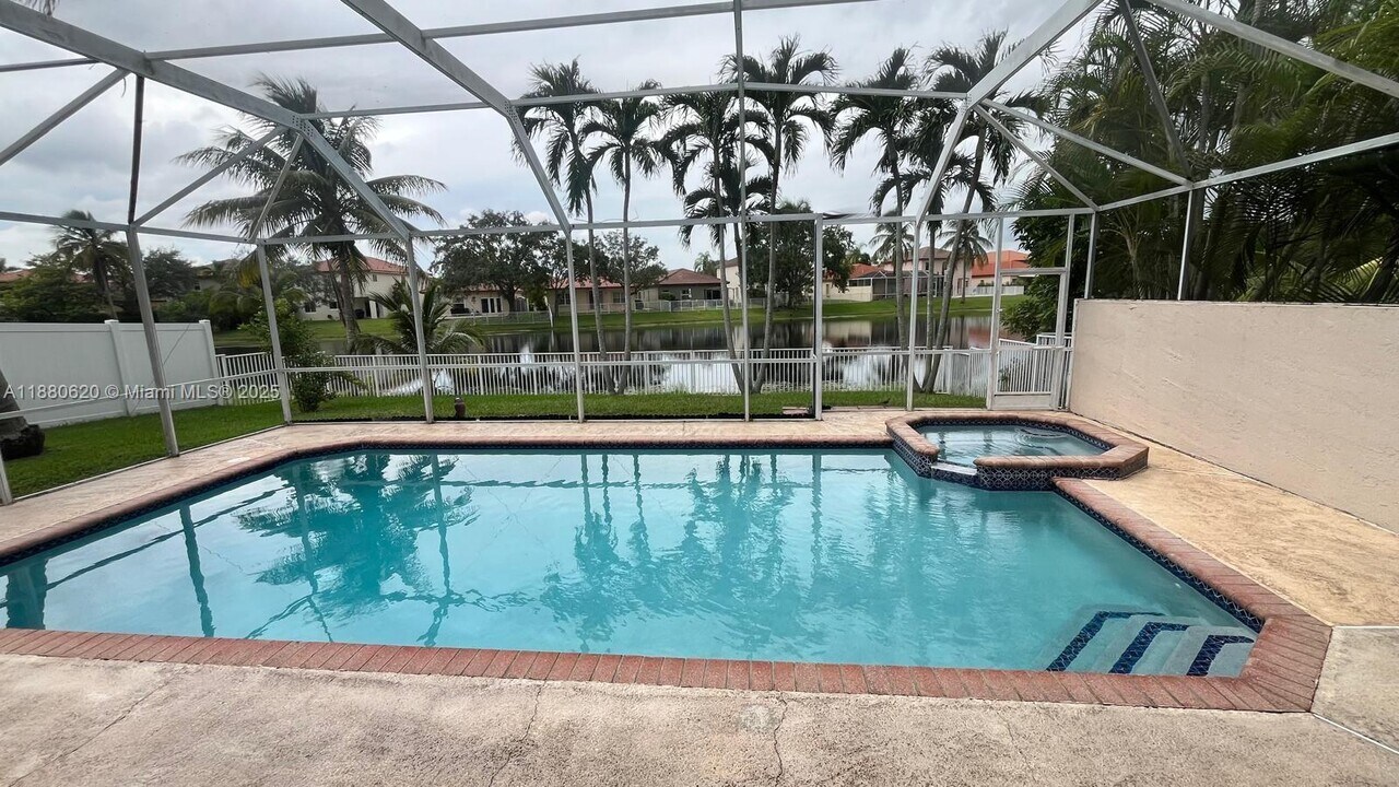 1376 NW 192nd Ave in Pembroke Pines, FL - Building Photo