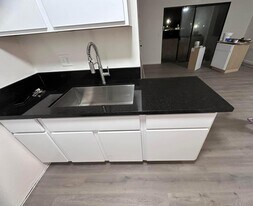 7501 Whitsett Ave, Unit One bedroom in Los Angeles, CA - Building Photo