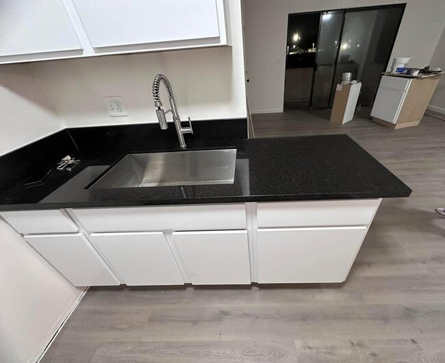 7501 Whitsett Ave, Unit One bedroom