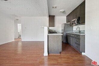 6612 De Longpre Ave in Los Angeles, CA - Building Photo - Building Photo