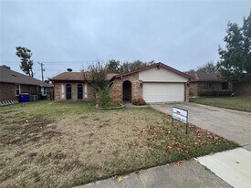 5916 Birchhill Rd in Watauga, TX - Building Photo