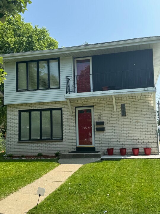 7211 W Brentwood Ave, Unit 7211 - Lower in Milwaukee, WI - Building Photo