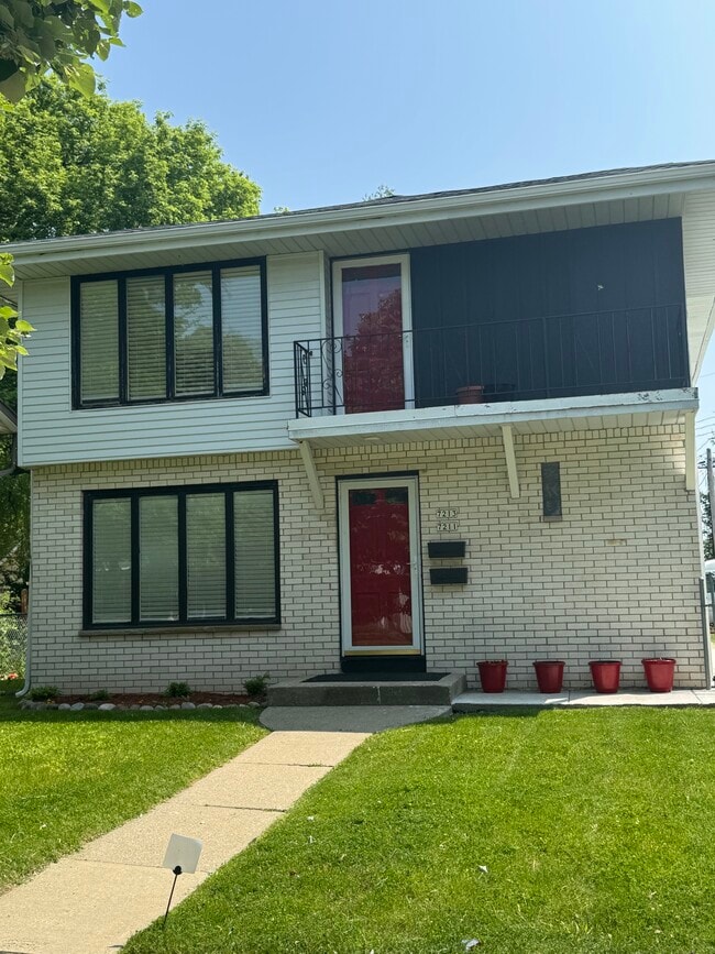 7211 W Brentwood Ave, Unit 7211 - Lower