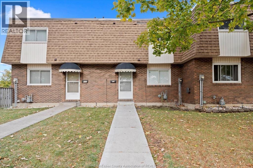 5442 Lassaline Ave in Windsor, ON - Building Photo