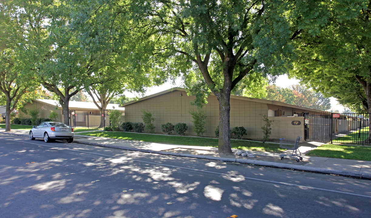 Del Nido Apartments in Modesto, CA - Building Photo