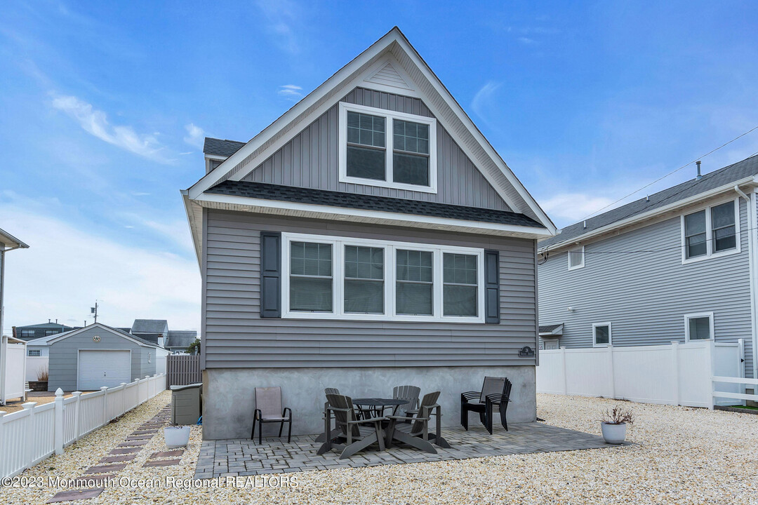 24 Virginia Ave in Lavallette, NJ - Building Photo