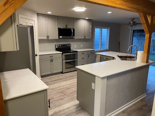 951 S Rimrock Rd in Prineville, OR - Foto de edificio - Building Photo