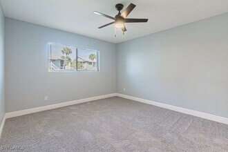 5745 Foxlake Dr in North Fort Myers, FL - Foto de edificio - Building Photo
