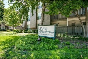 River Oaks Condos in Dallas, TX - Building Photo