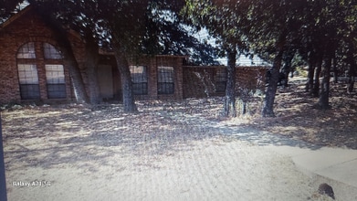 2508 Brandon Ln in Burleson, TX - Foto de edificio - Building Photo