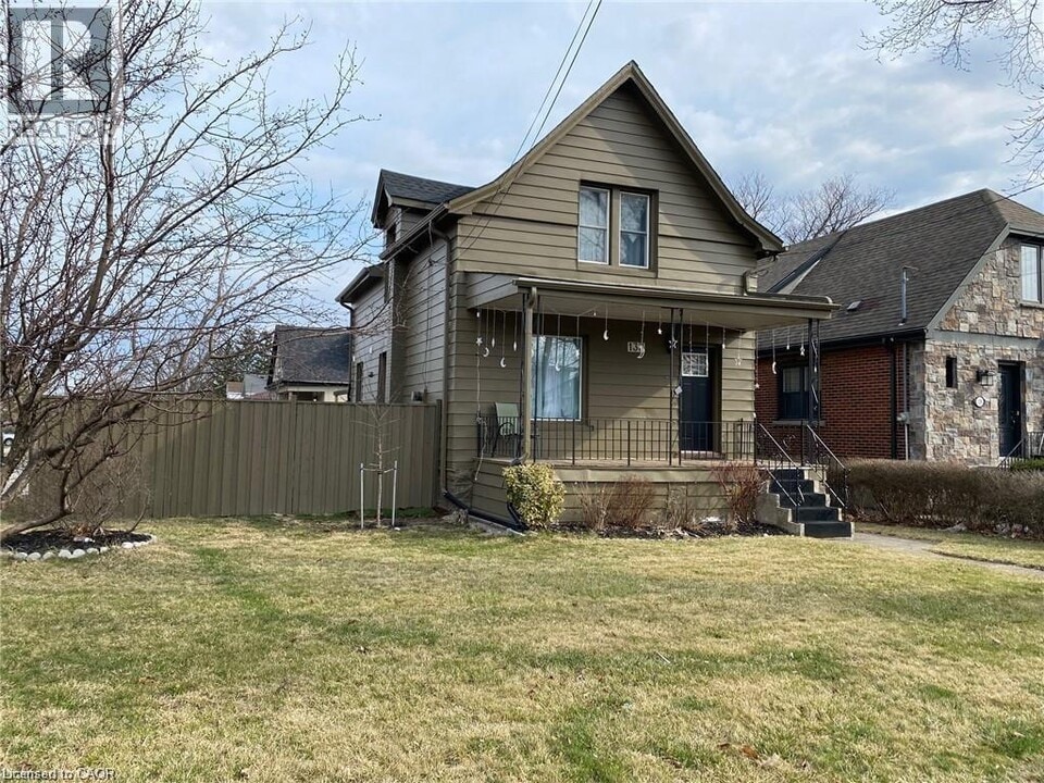133 Fennell Ave E in Hamilton, ON - Building Photo