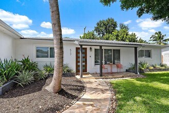 517 Gulf Rd in North Palm Beach, FL - Building Photo - Building Photo