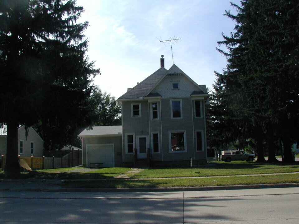 1204 S Cedar Ave in Owatonna, MN - Building Photo