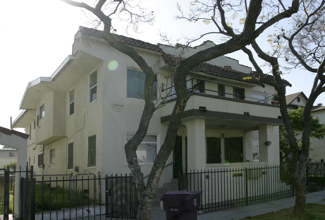 1516 Cedar Ave in Long Beach, CA - Foto de edificio