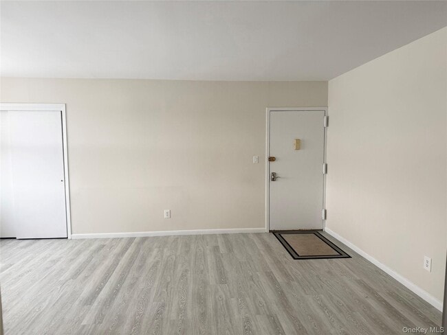 3 Toms Point Ln in Port Washington, NY - Building Photo - Building Photo