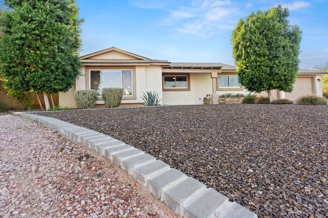 8655 E Monte Vista Rd in Scottsdale, AZ - Building Photo - Building Photo